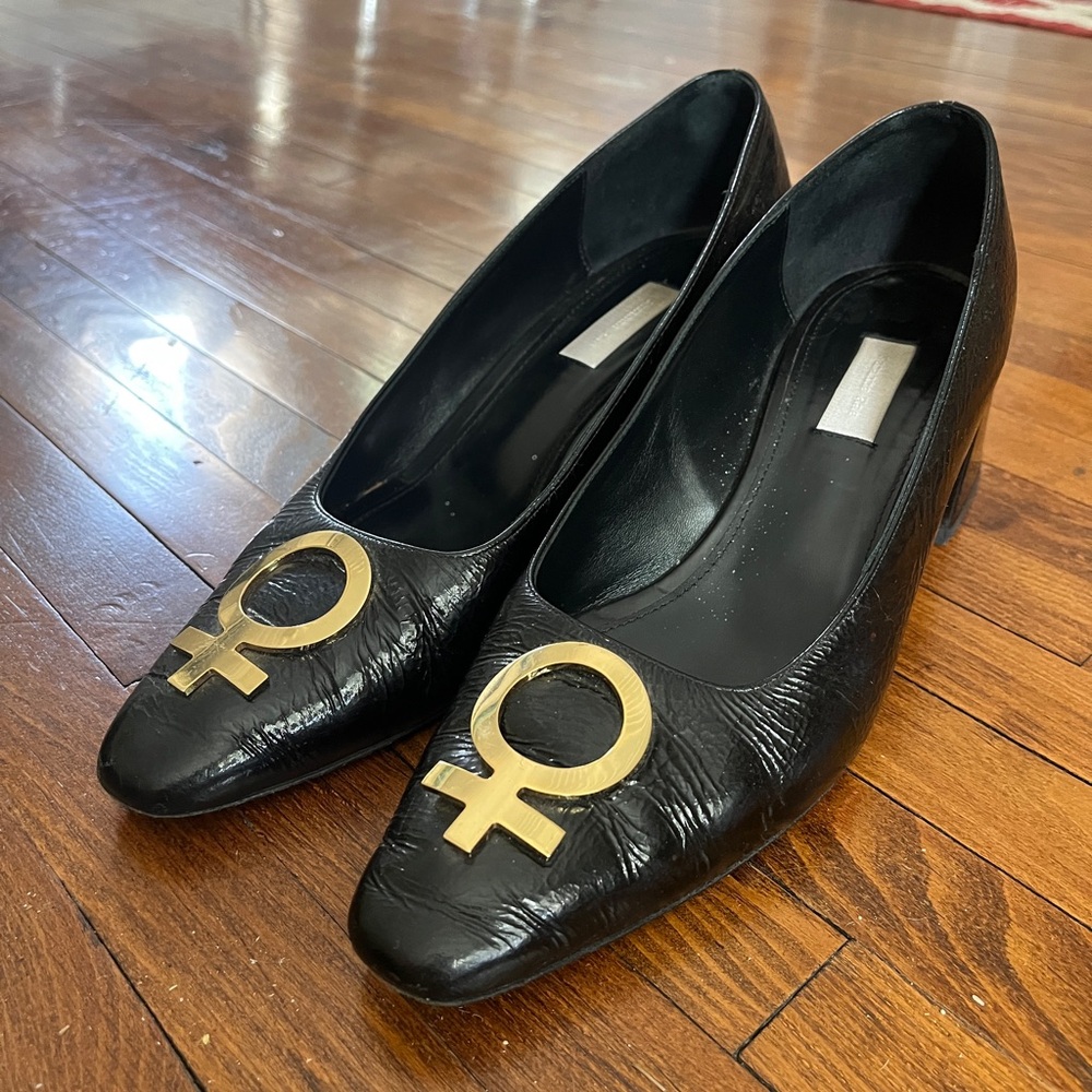 Suzanne Rae patent leather feminist heel